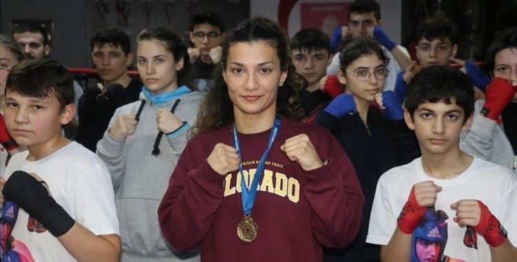Milli boksör Ayşen Taşkın, öğrencileriyle şampiyonluklara hazırlanıyor