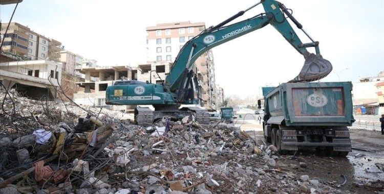 Kahramanmaraş'ta ağır hasarlı binaların yıkım işlemleri sürüyor