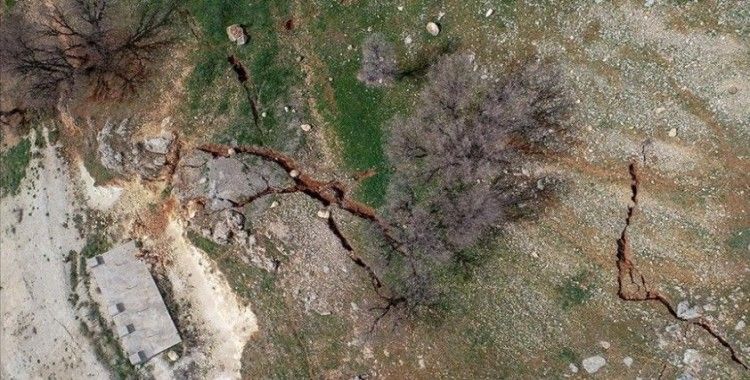 Depremde zemini kayan ve derin yarıklar oluşan mezra tahliye edildi