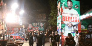 Pakistan'da İmran Han'ın destekçileri, olası gözaltı nedeniyle evinin çevresinde nöbette
