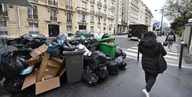 Fransız Bakan, Paris'te oluşan 'çöpten tepecikler'den Belediye Başkanını sorumlu tuttu