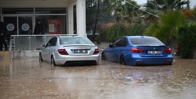 Diyarbakır'da sağanak, su baskınlarına neden oldu