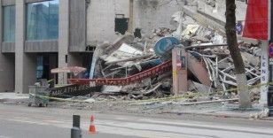 Depremde ağır hasar alan MHP il binası çöktü