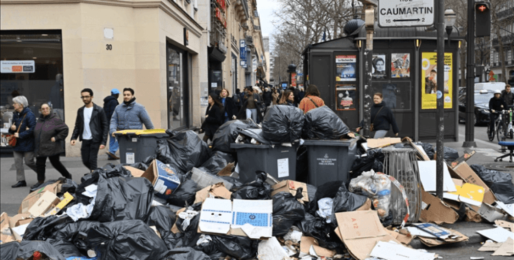 Paris'te çöpçülerin grevi nedeniyle sokaklarda 10 bin ton çöp yığıldı