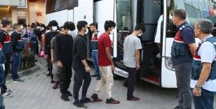 Kocaeli'de 16 düzensiz göçmen sınır dışı edildi