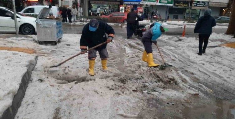 Toroslar Belediyesi ekipleri sağanak yağış teyakkuzunda
