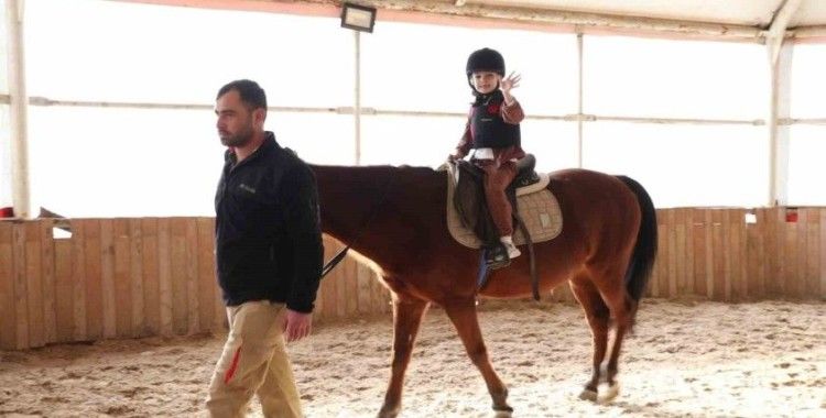 Miniklere ücretsiz at biniş eğitimleri veriliyor

