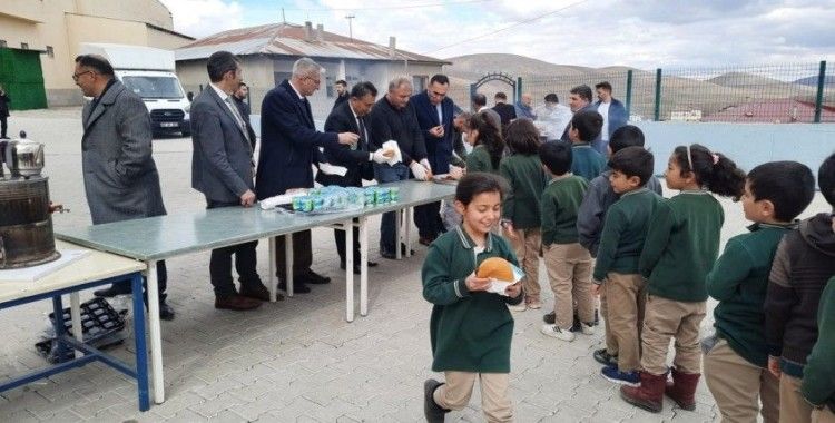 Öğrencilerin sucuk ekmek çağrısı karşılıksız kalmadı
