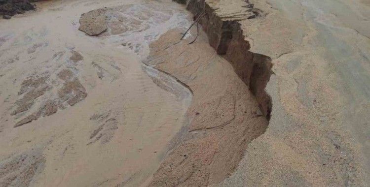 Elazığ’da çöken köy yolları ulaşıma kapandı
