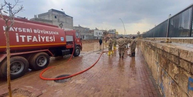 Kayseri, Deprem Bölgesinin Yanı Sıra Sel Yaşanan Bölgelerin de Yardımına Koştu
