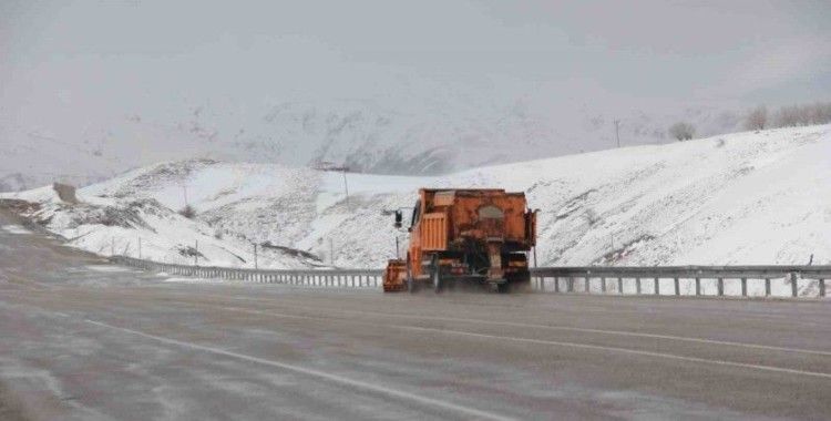 Erzincan - Tunceli kara yolunda kar ve tipi etkili oldu
