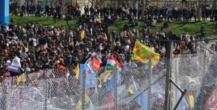 Diyarbakır'da Nevruz kutlamasında terör paçavrası açıp slogan atıldı