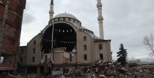 Depremde hasar alan camiyi gören bir daha bakıyor
