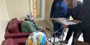 Gönüllü kadınların ördüğü diz battaniyeleri, huzurevinde kalan yaşlılara hediye edildi
