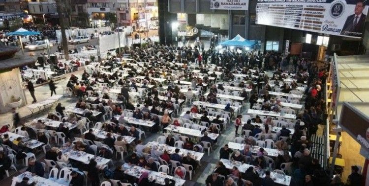 Nazilli’de ilk iftar Belediye Meydanı’nda yapıldı
