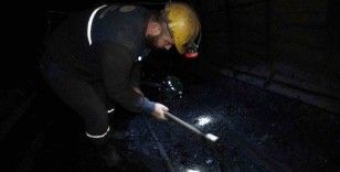 Maden ocağında ilk sahur: Yerin metrelerce altında kömür kazan madenciler sahur yaptı
