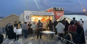 Hatay’daki Bodrum çadırında depremzedeler iftar açtı
