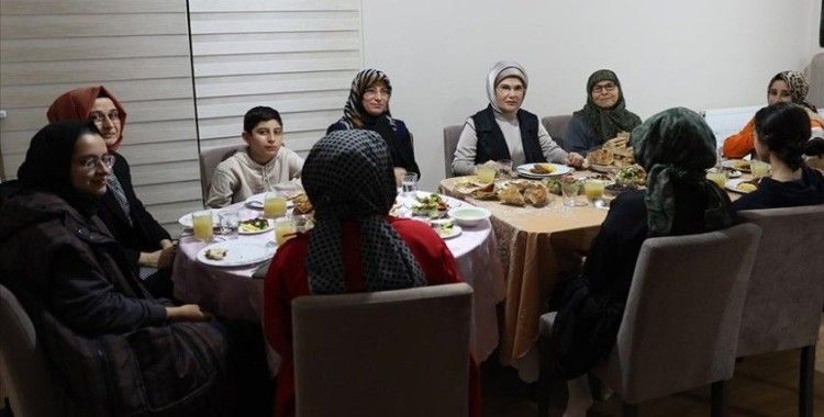 Emine Erdoğan, Başkentte depremzede ailenin evinde iftar yaptı