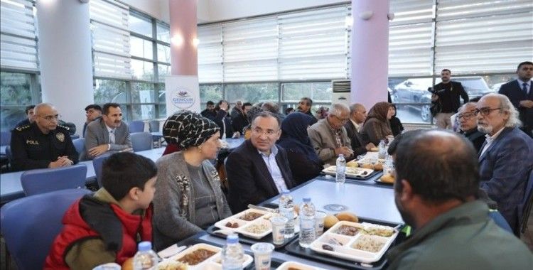Adalet Bakanı Bekir Bozdağ, Diyarbakır'da depremzedelerle iftar yaptı