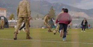 Mehmetçik Okulu'ndaki depremzede öğrenciler asker ağabeyleriyle futbol oynadı