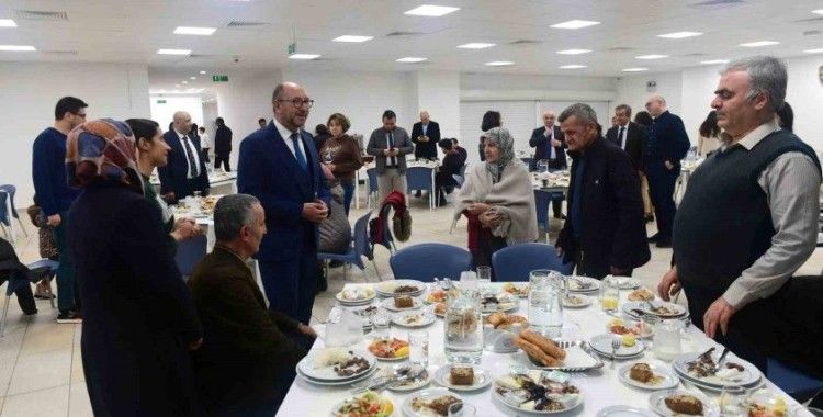 Rektör Erdal iftarda depremzede aileler ile bir araya geldi
