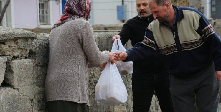İhtiyaç sahibi vatandaşlara iftar yemeği dağıtılıyor
