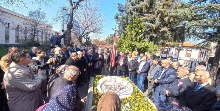 Muhsin Yazıcıoğlu kabri başında dualarla anıldı
