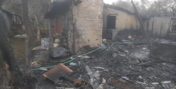 Erdek'te bağ evinde çıkan yangında ev kullanılamaz hale geldi