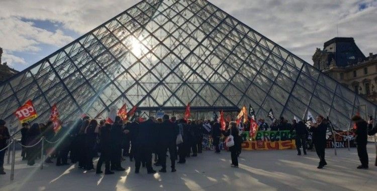 Fransa'da protestocular Louvre Müzesi'nin girişini kapattı
