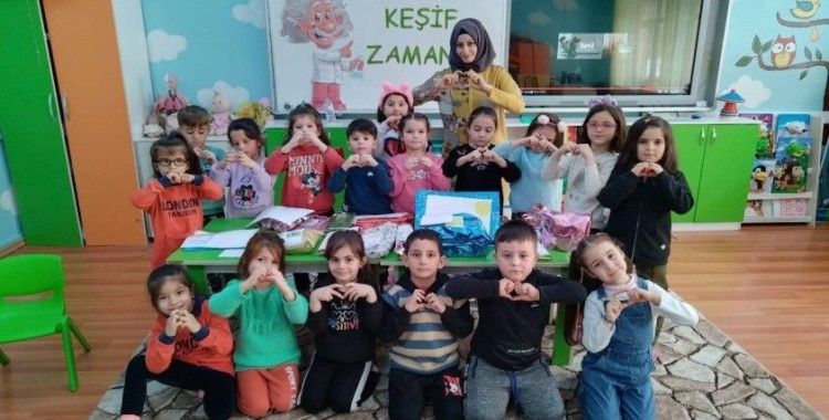 Anasınıfı öğrencileri oyuncaklarını depremzede arkadaşlarıyla paylaştılar
