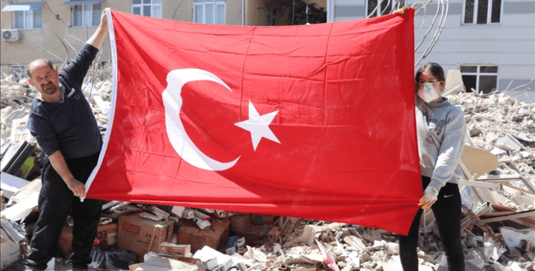 Hataylı esnaf çöken dükkanının enkazına Türk bayraklarını çıkarmak için döndü