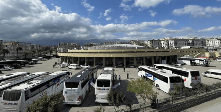 Hatay'da hasar alan otogarda yazıhane görevlileri işlemlerini dışarıda sürdürüyor