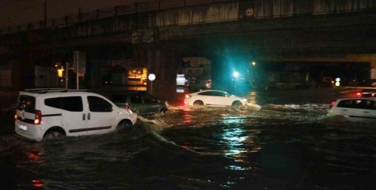 Adana’da gece bastıran sağanak yağış yolları göle çevirdi
