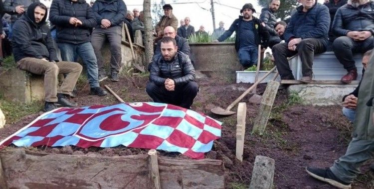 Babalarının vasiyetini yerine getirip mezarını Trabzonspor bayrağı ile örttüler

