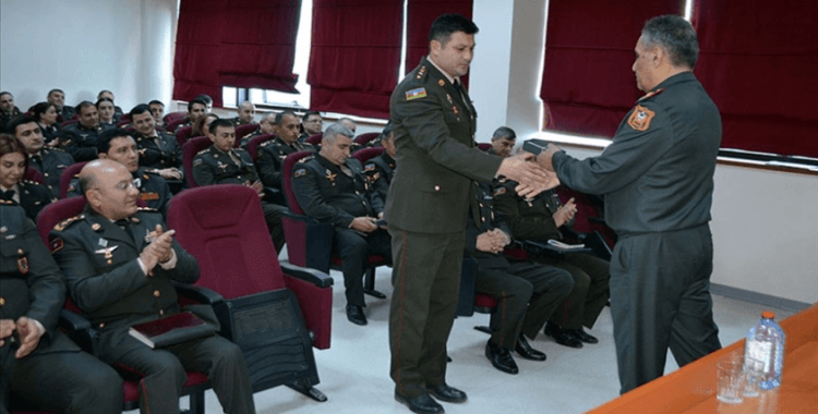 Depremlerin ardından Kahramanmaraş'ta görev yapan Azerbaycanlı askeri sağlık personeli ödüllendirildi