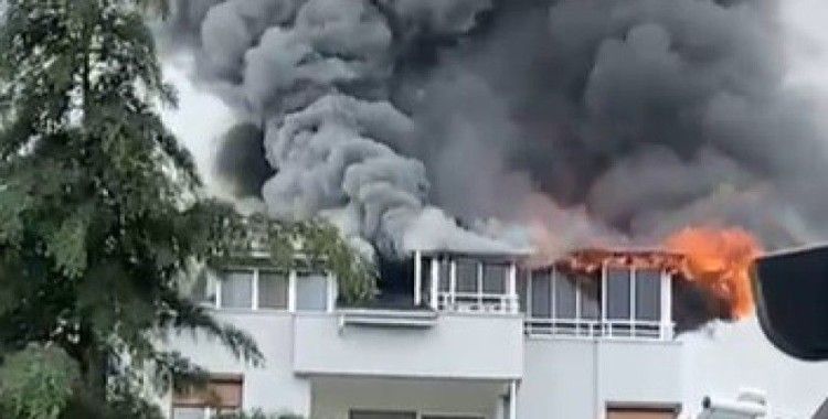 Site içinde bulunan apartmanın çatısı alev alev yandı
