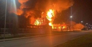 Fabrika alev alev yandı: Alevler gökyüzünü aydınlattı
