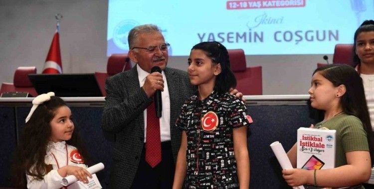 Başkan Büyükkılıç, İstiklal Marşı’na ses veren İstikbali tebrik etti
