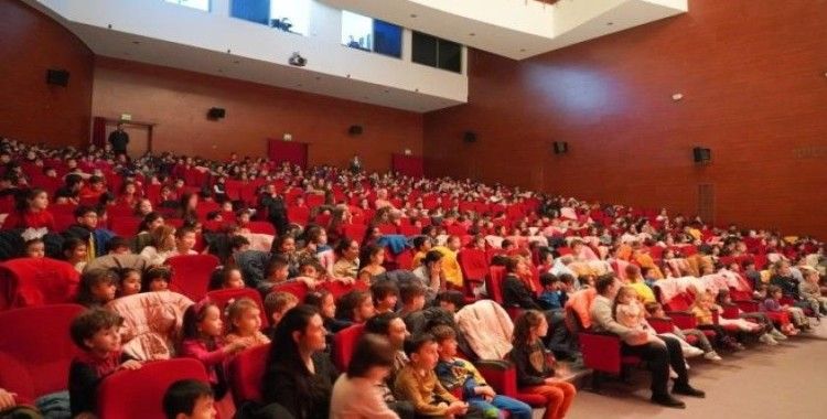 Başkan V. Subaşı çocuklarla birlikte tiyatro oyununu seyretti
