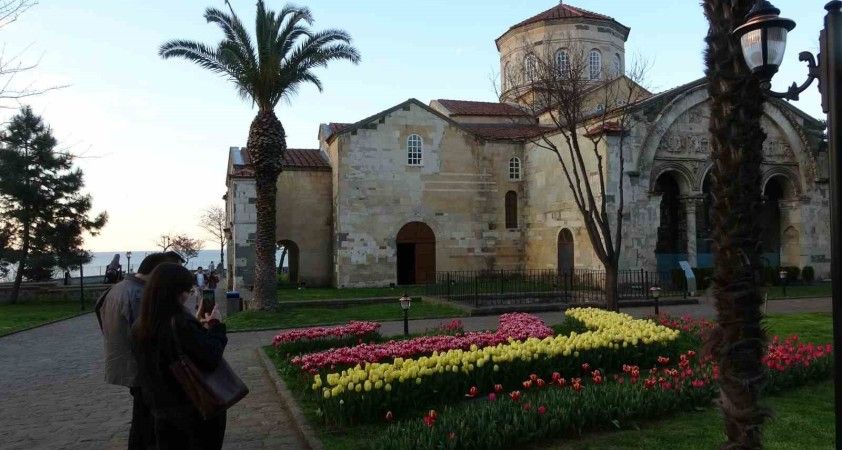 Trabzondaki Ayasofya Camii Lalelerle Ba Ka G Zel