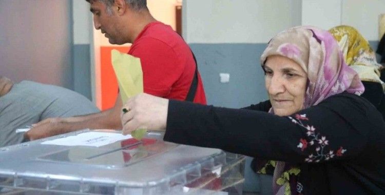 Diyarbakır’da vatandaşlar oy kullanmaya başladı
