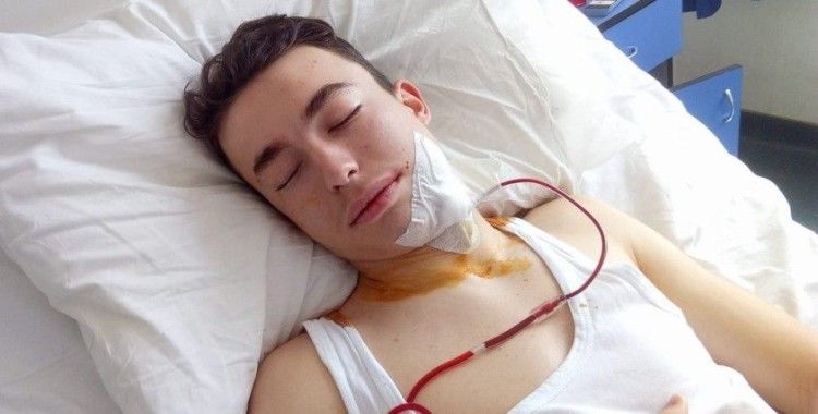 Okul maçında sahaya girdi, liseli sporcuyu hastanelik etti
