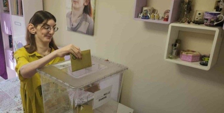 "Dünyanın en uzun boylu kadını" oyunu evinde kullandı
