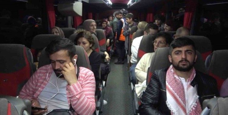 Seçime saatler kala otobüslerle yola çıktılar: Afetzedeler oy kullanmak için şehirlerine dönüyor