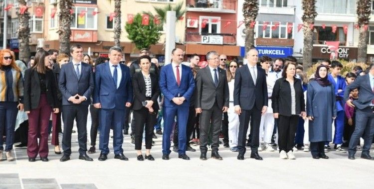 Gençlik Haftası kutlamaları çelenk töreni ile başladı
