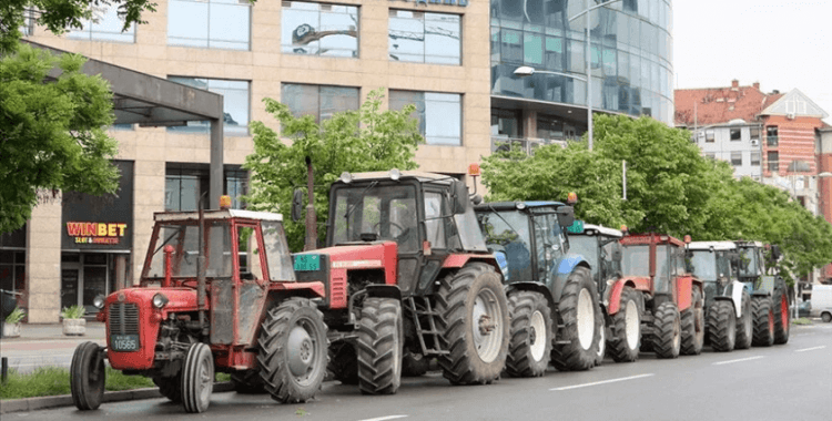 Sırbistan'daki çiftçiler, traktörleriyle hükümeti protesto etti