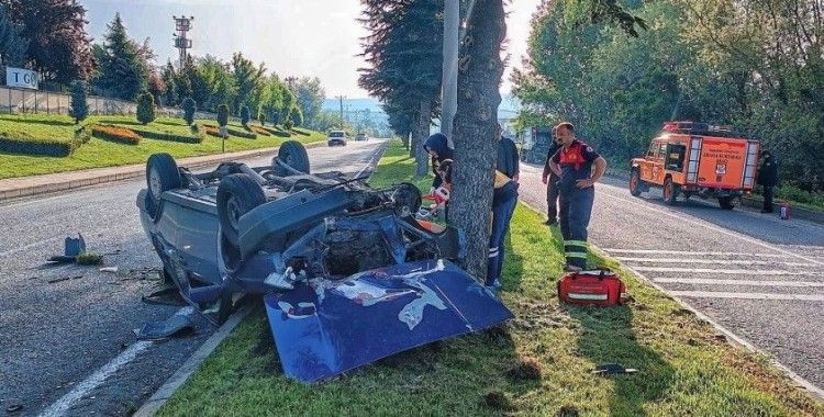 Ağaçlara çarpan otomobil takla atarak durabildi, sürücüsü burnu bile kanamadan kurtuldu
