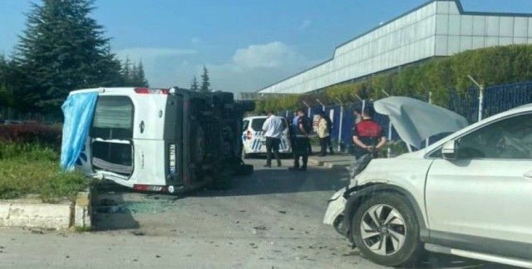 Eskişehir'de işçileri taşıyan minibüs devrildi: 5 kişi yaralandı