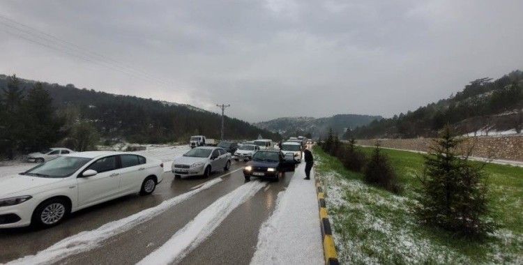 Kastamonu’da fındık büyüklüğündeki dolu sürücülere zor anlar yaşattı