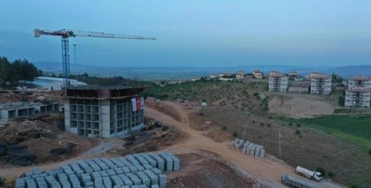 Deprem konutları inşaatında mesai gece gündüz sürüyor
